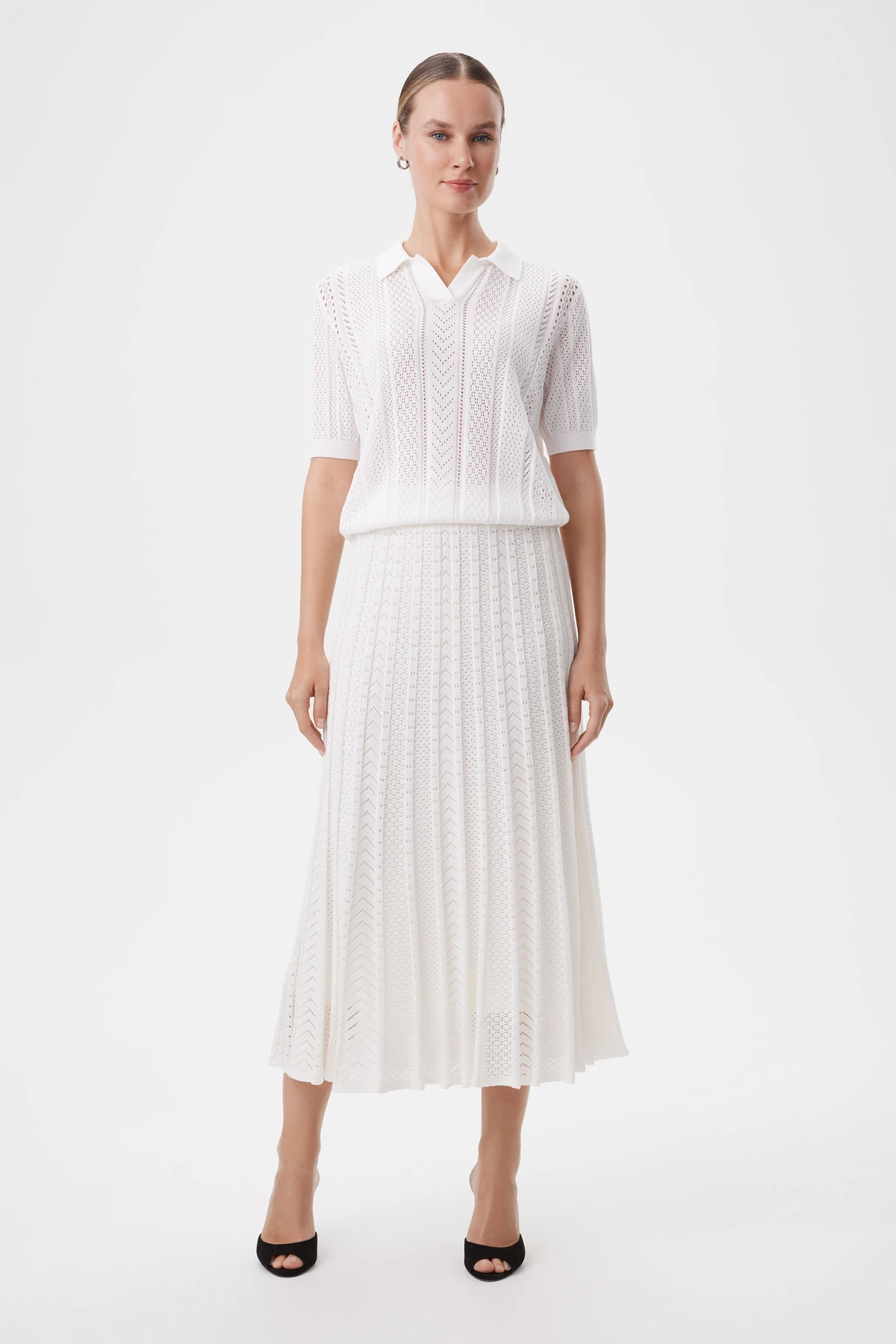 Фронтальный студийный кадр полного трикотажного комплекта.